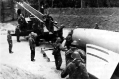 Das Beladen der Startrampe mit der Rakete „S-2“   Bild Kurt Stippkugel