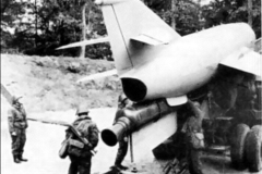 Klarmachen der Rakete „S-2“ zum Start   Bild: Kurt Stippkugel