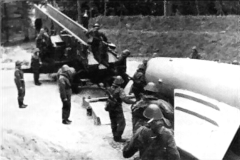 Das-Beladen-der-Startrampe-mit-der-Rakete-S2