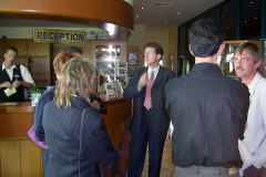 066-die-ersten-bekannten-Gesichter-treffen-ein